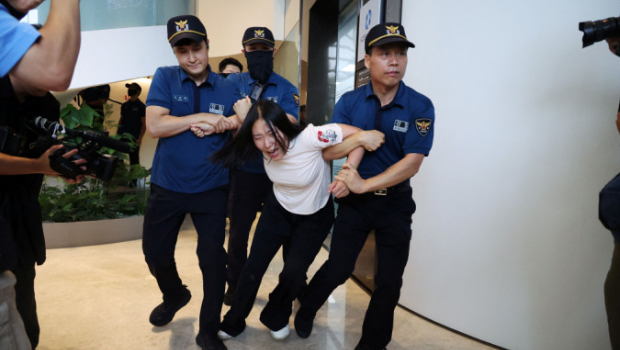 韩国有大学生硬闯日本大使馆被捕 韩国有大学生硬闯日本大使馆被捕