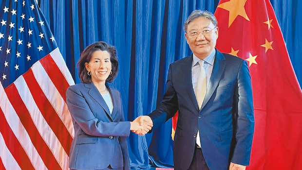 图为雷蒙多（左）5月在华盛顿与中国商务部长王文涛（右）会谈。