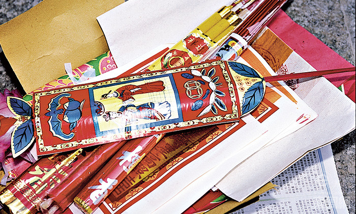 点燃檀香后,全部人离去。 点燃檀香后,全部人离去。