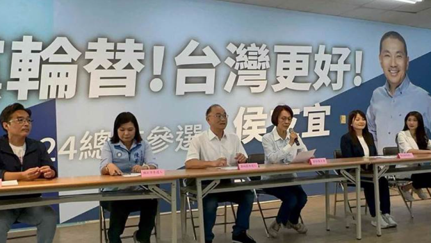 国民党高市“立委”参选人李明璇（右一）、陈美雅（右二）、黄柏霖（左三）、陈若翠（左二）、曹桓荣（左一）与国民党高市党部主委黄昭顺（右三）开记者会，宣示“唯一支持侯友宜”。