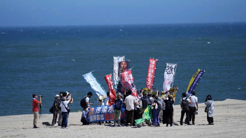 民众在福岛县浪江町一个海滩抗议东电排放核污水