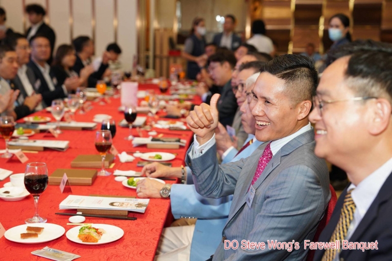 黄智华在欢送宴。资料图片 黄智华在欢送宴。资料图片