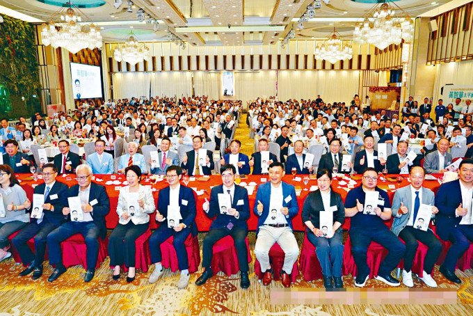 黄大仙区民政专员黄智华的饯别晚宴筵开43席,搞手何汉文强调当晚费用在20万元之内。 黄大仙区民政专员黄智华的饯别晚宴筵开43席,搞手何汉文强调当晚费用在20万元之内。