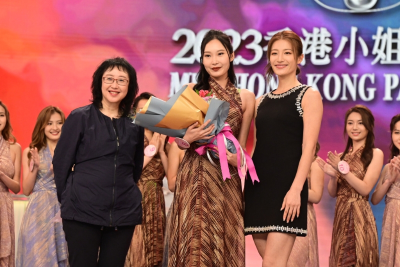 8号姜依宁获佳丽票选,获得友谊小姐奖。 8号姜依宁获佳丽票选,获得友谊小姐奖。