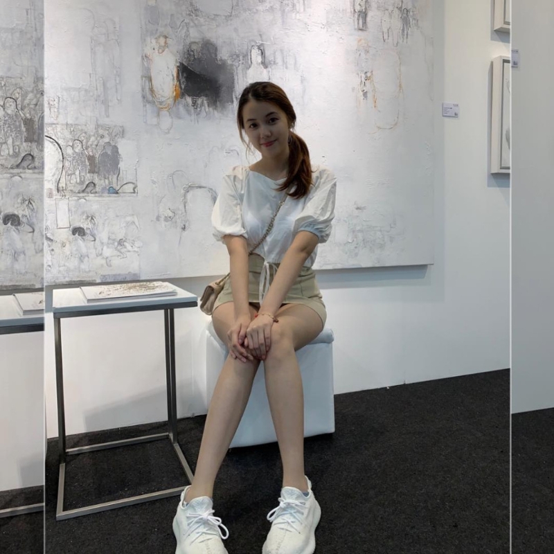 邓凯文打扮清纯。 邓凯文打扮清纯。