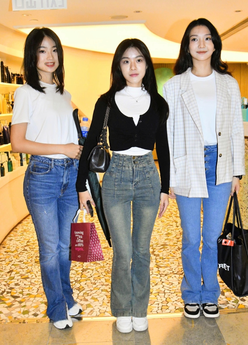 胡睿涵(右)身高有175.5cm,身形非常高挑! 胡睿涵(右)身高有175.5cm,身形非常高挑!