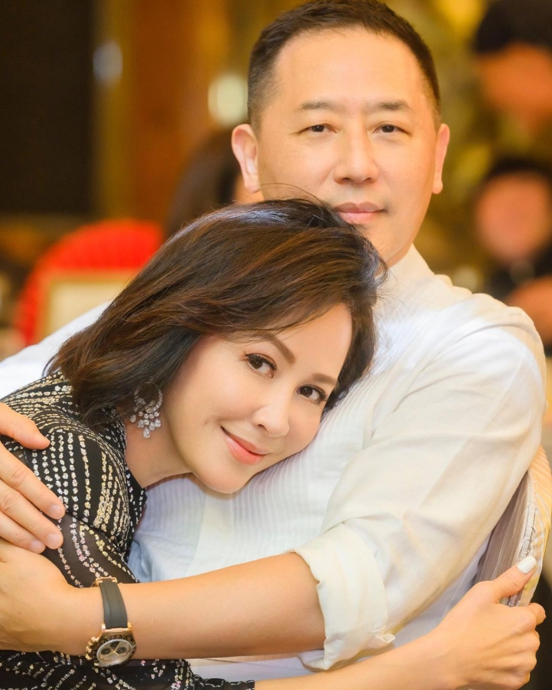 刘嘉玲贴出揽实唐唐的照片,勾起不少网民的回忆。 刘嘉玲贴出揽实唐唐的照片,勾起不少网民的回忆。