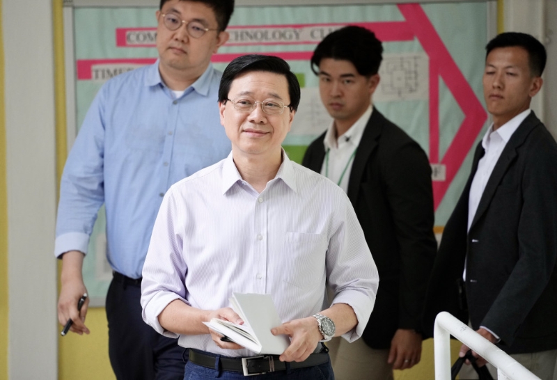 李家超出席《施政报告》地区咨询后见记者。 苏正谦摄 李家超出席《施政报告》地区咨询后见记者。 苏正谦摄