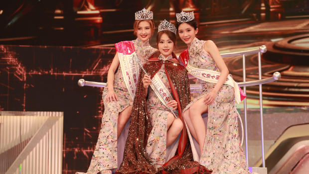 今届三甲港姐包括庄子璇(中)、王怡然(左)及王敏慈(右)合照。 今届三甲港姐包括庄子璇(中)、王怡然(左)及王敏慈(右)合照。