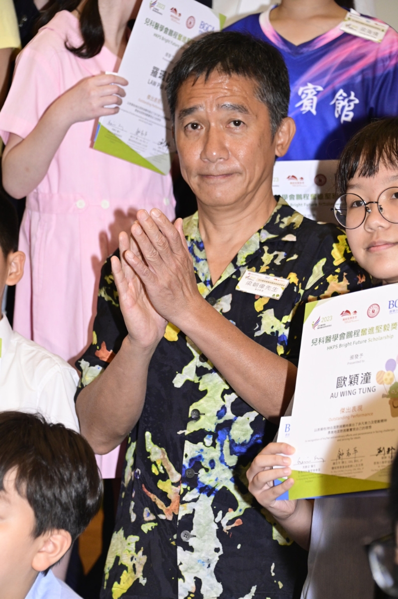 梁朝伟在台上致辞时表示每个人都有缺陷,不论是心理还是生理上,他也一样有。 梁朝伟在台上致辞时表示每个人都有缺陷,不论是心理还是生理上,他也一样有。