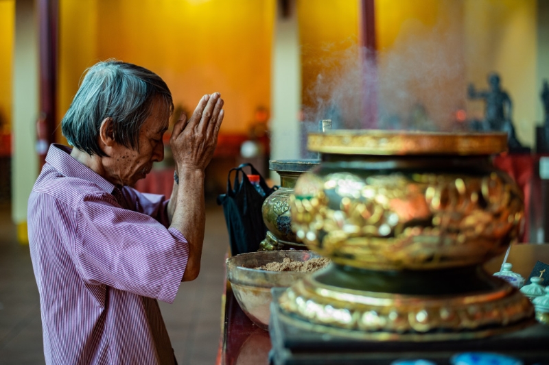 每年农历七月,人们都会纪念过世的祖先亲人、冤亲债主。 每年农历七月,人们都会纪念过世的祖先亲人、冤亲债主。