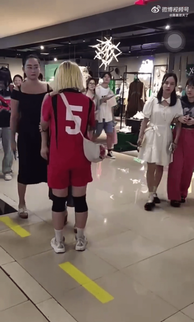 网片显示,其中一名coser身穿红色的运动服装,一头金色短发。 网片显示,其中一名coser身穿红色的运动服装,一头金色短发。