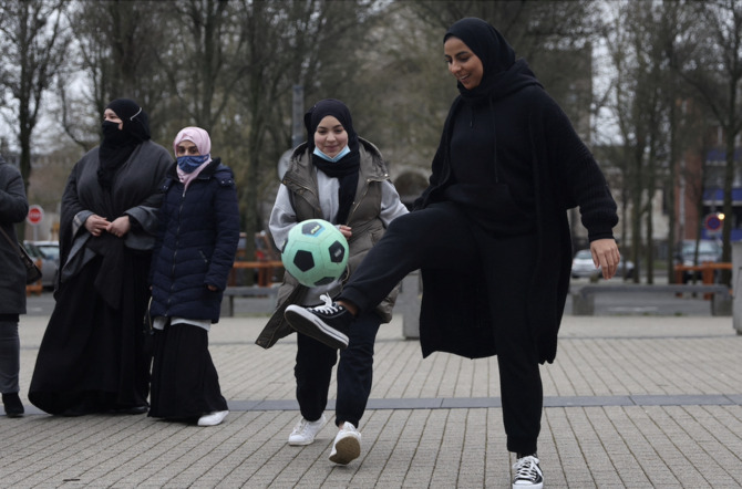 法国禁止在公立学校穿着长罩袍。 路透社 法国禁止在公立学校穿着长罩袍。 路透社