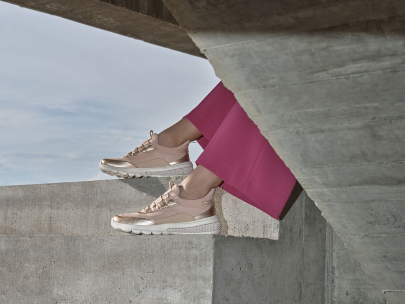 鞋底采用互相连接的充气胶囊设计,提升舒适度。 鞋底采用互相连接的充气胶囊设计,提升舒适度。