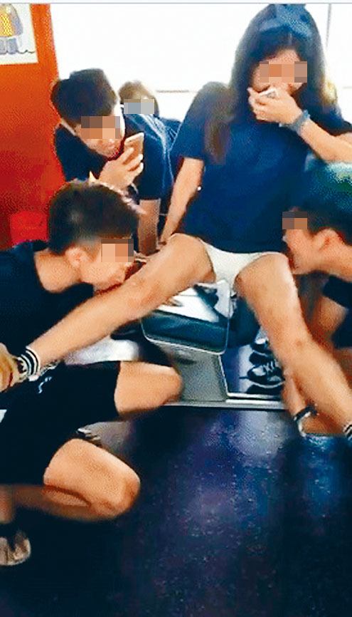 2016年有迎新营影片被广传，穿热裤的女生张开双腿，两名男生舔女生的小腿及大腿