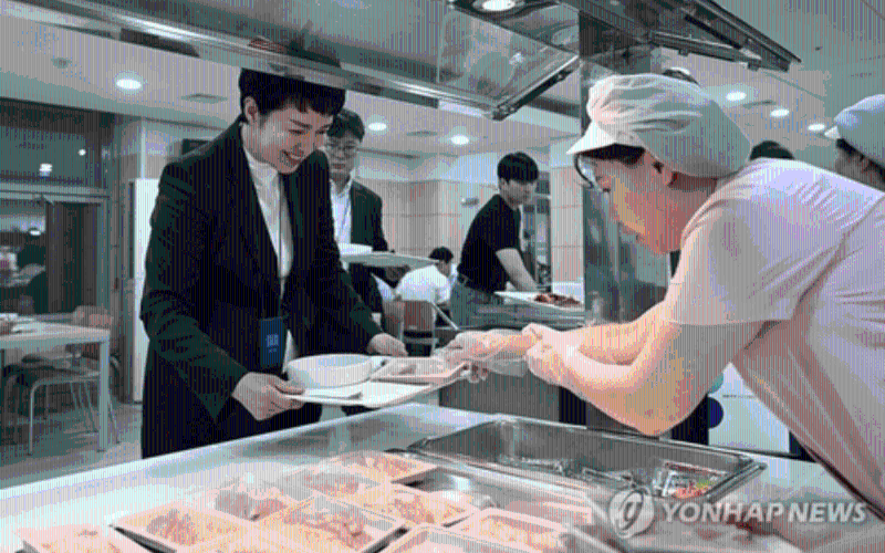 南韩统统办公室员工餐厅的午餐菜单,提供以国产海鲜为主要食材的菜色。 南韩总统办公室 南韩统统办公室员工餐厅的午餐菜单,提供以国产海鲜为主要食材的菜色。 南韩总统办公室