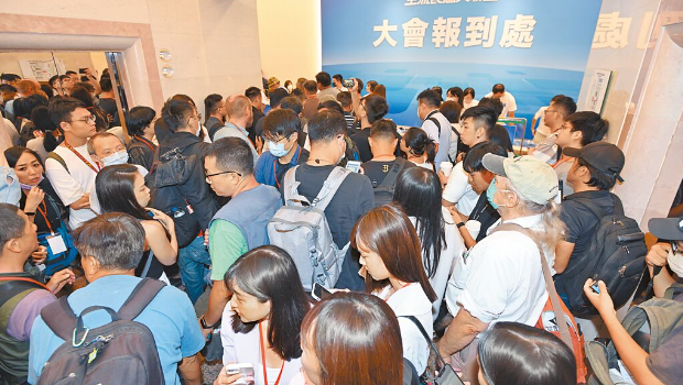 鸿海创办人郭台铭28日召开“主流民意大联盟”记者会,大批媒体为了等郭彩排练习致词,在门外苦等半小时,引发媒体不满。 鸿海创办人郭台铭28日召开“主流民意大联盟”记者会,大批媒体为了等郭彩排练习致词,在门外苦等半小时,引发媒体不满。