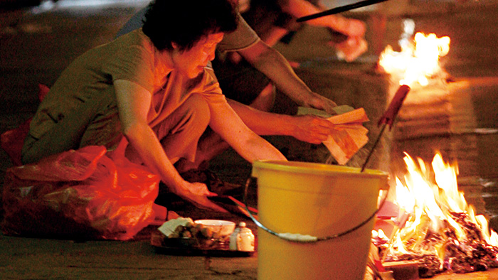 烧衣民俗,既能令生者心安理得,又表达了生死之间温情的一面。 烧衣民俗,既能令生者心安理得,又表达了生死之间温情的一面。