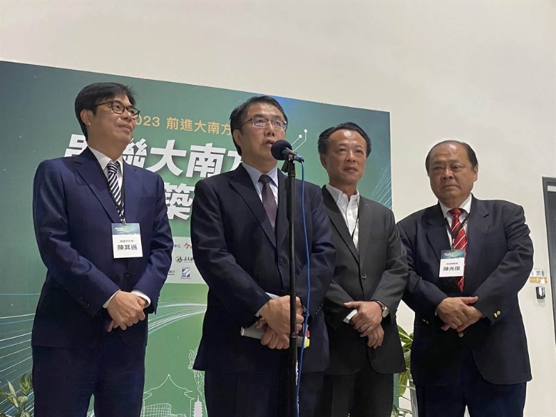 黄伟哲(右二) 黄伟哲(右二)