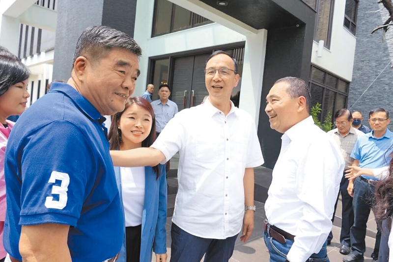 侯友宜(右)在朱立伦(中)陪同下前往拜访张荣味(左) 侯友宜(右)在朱立伦(中)陪同下前往拜访张荣味(左)