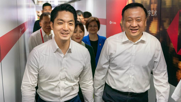 台北市长蒋万安于29日上午10时许抵达上海虹桥机场，上海方接机代表为上海市副市长华源（右男）、市台办主任钟晓敏（蓝衣女）。