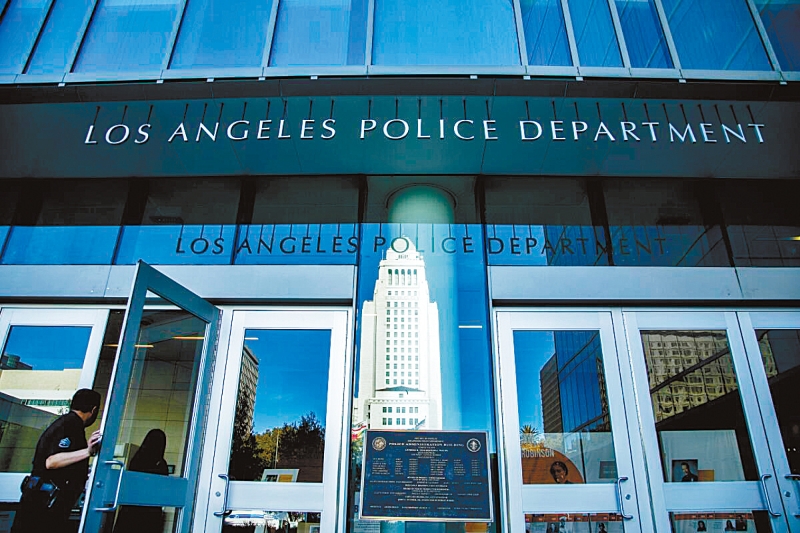 陪审团因洛市员警开枪导致一名男子死亡,判赔其母亲2380万元。洛杉矶时报 陪审团因洛市员警开枪导致一名男子死亡,判赔其母亲2380万元。洛杉矶时报