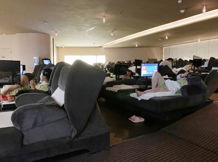 有深圳网民反对港人支付小费,原因是内地没有小费制度。 有深圳网民反对港人支付小费,原因是内地没有小费制度。