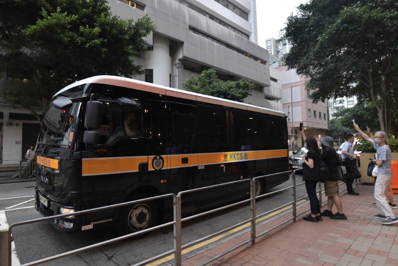 搭载两夫妇的囚车离开东区法院。禇乐琪摄 搭载两夫妇的囚车离开东区法院。禇乐琪摄