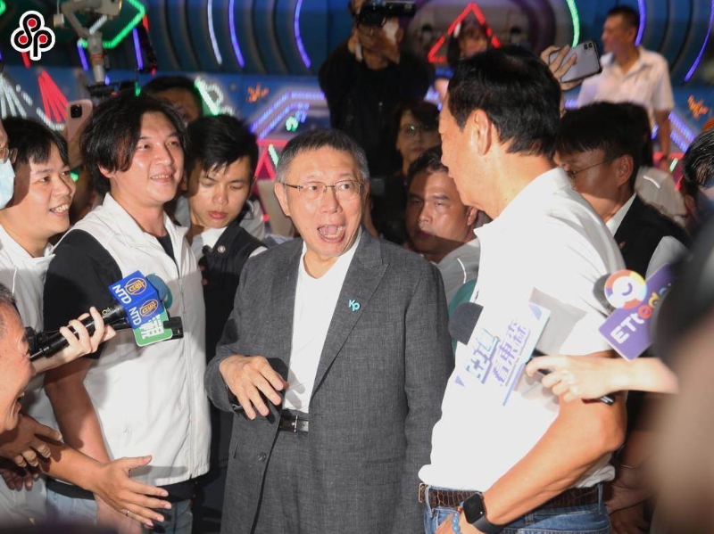 柯文哲(中)和郭台铭(右) 柯文哲(中)和郭台铭(右)