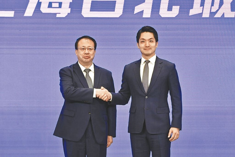 蒋万安（右）、龚正（左）握手合影