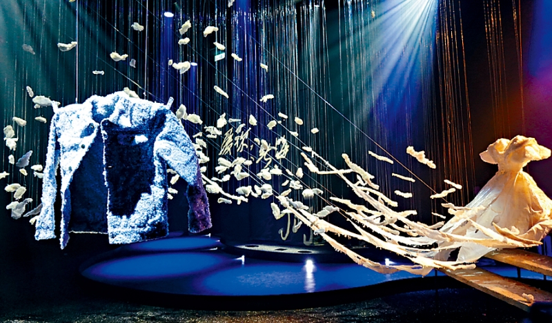 刘德华与许倬尔作品《沿途有你》,以「脆弱的永恒」渲染电影《天若有情》的爱情观。 刘德华与许倬尔作品《沿途有你》,以「脆弱的永恒」渲染电影《天若有情》的爱情观。