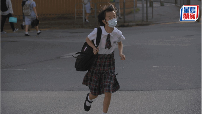 消息指全港中小学及幼儿园明日停课 消息指全港中小学及幼儿园明日停课