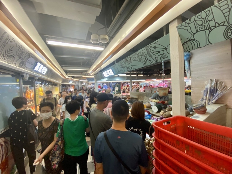 市民在打风前夕于街市抢购 市民在打风前夕于街市抢购