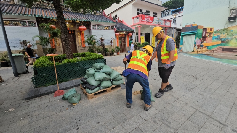 有渠务署职员提供防洪沙包给商户及居民 有渠务署职员提供防洪沙包给商户及居民