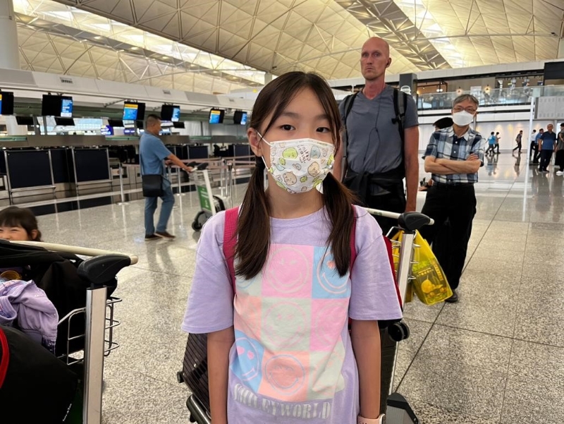 黄小朋友与家人今晚经台湾转机往美国西雅图，对于超强台风苏拉逼近，她形容“有少少惊。”