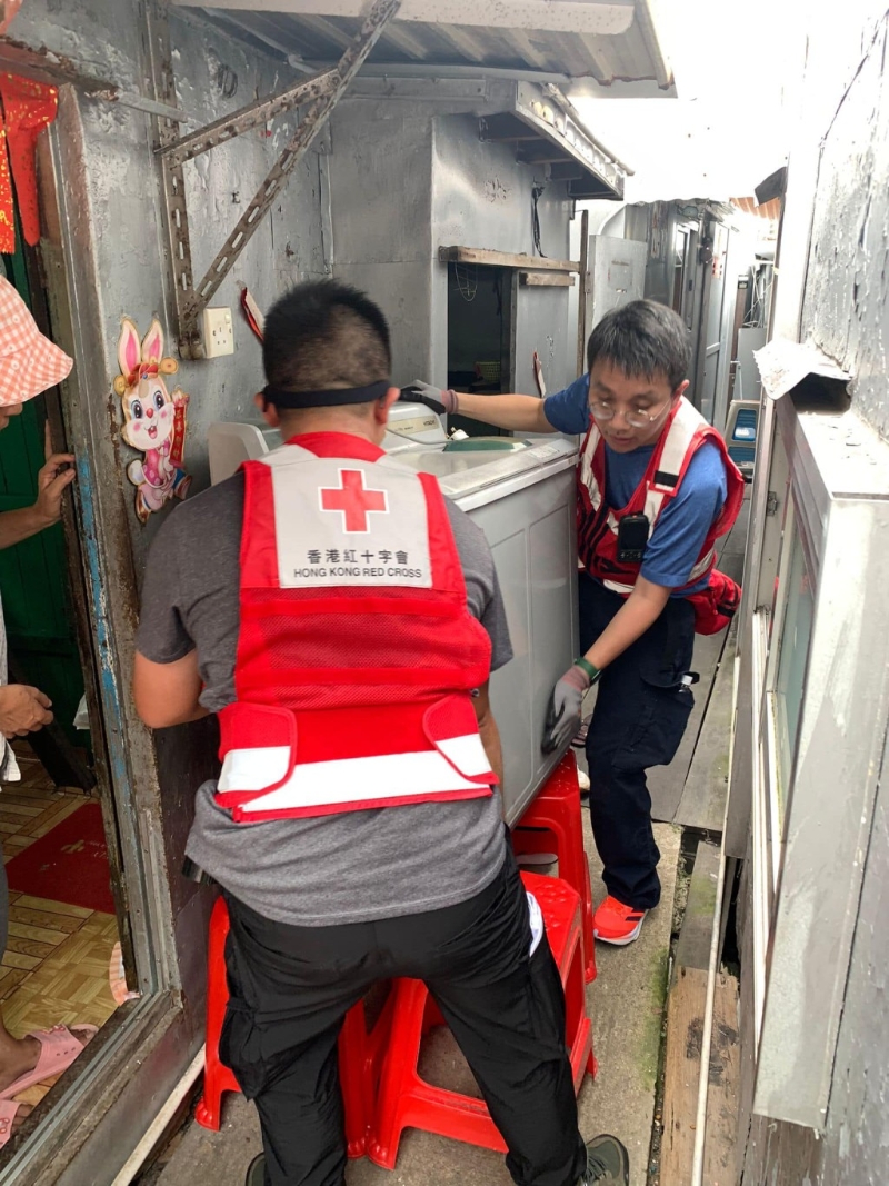 红十字会本地赈灾服务及急救服务，前往大澳支援有需要长者和低洼地区的居民。红十字会FB图片