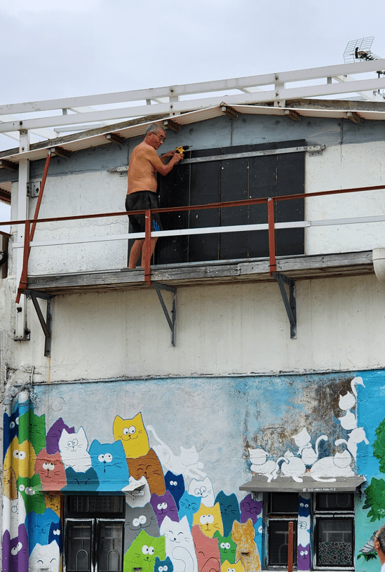 有住户在窗户安装铁板挡风。 有住户在窗户安装铁板挡风。