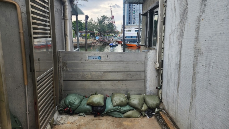 有住户在住所外安装挡水板及放置沙包。 有住户在住所外安装挡水板及放置沙包。