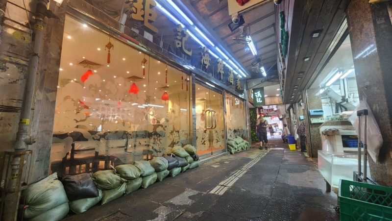 多间商铺门外已堆起沙包。 多间商铺门外已堆起沙包。