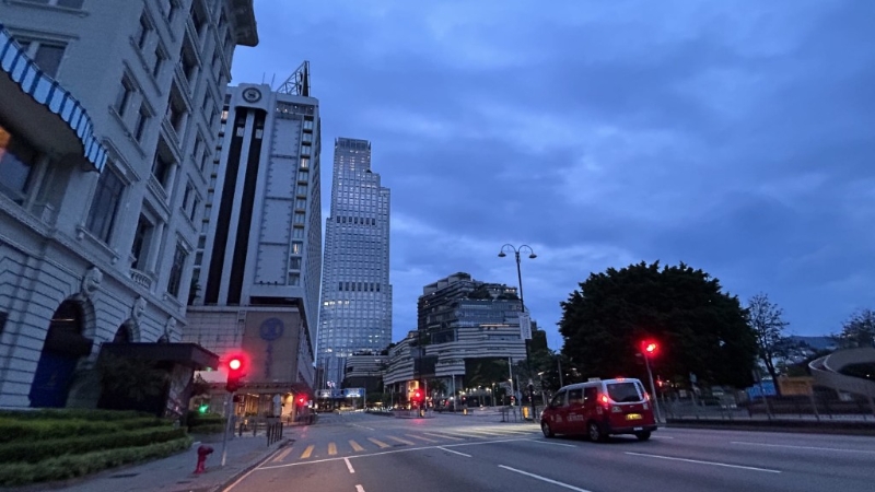 截至清晨6时,街道及维港暂时仍“风平浪静”,未见倒树等大型损害,然而这不代表苏拉威力微弱,反之可能是“暴风雨之前夕”。。 截至清晨6时,街道及维港暂时仍“风平浪静”,未见倒树等大型损害,然而这不代表苏拉威力微弱,反之可能是“暴风雨之前夕”。。