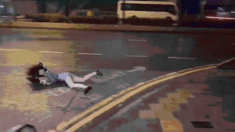 网上流传一段影片，一名少女在街头被强风吹到像被车撞倒一般