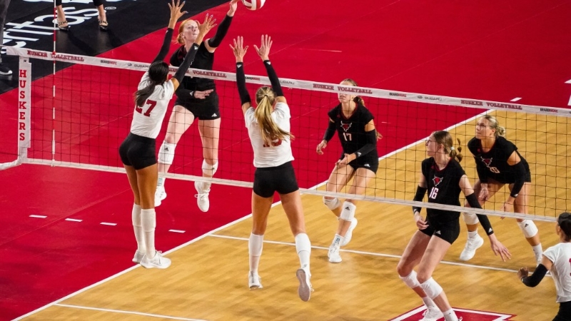 结果内布拉斯加大学林肯分校女排队（白衣）轻取奥玛哈分校（黑衣）。 路透社