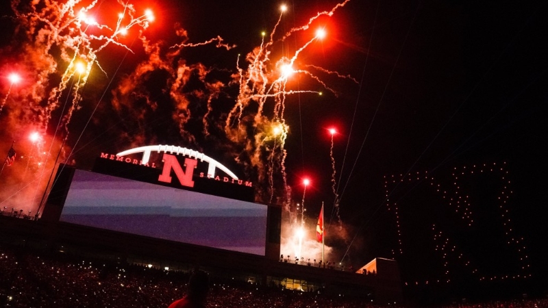 比赛后场馆口安排了烟火和无人机灯光秀庆祝。 路透社