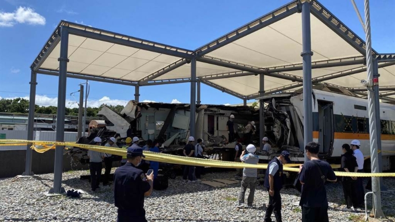 铁警刑大鉴识人员与台铁人员1日重启太鲁阁号408车次第7、8节车厢搜查。 中时