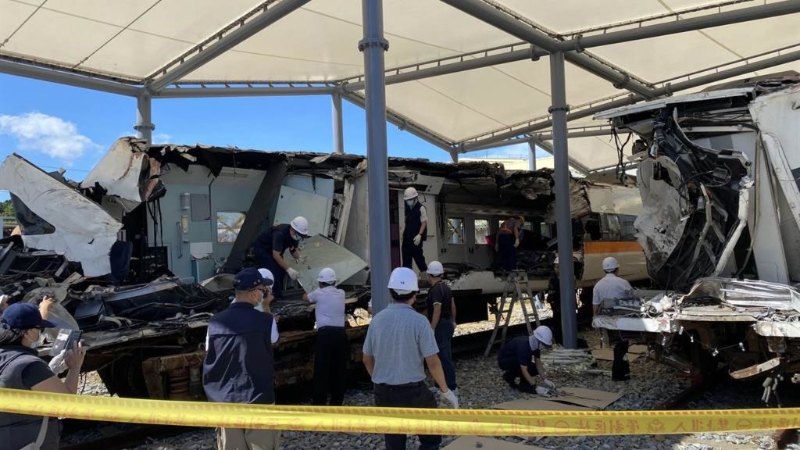 铁警刑大鉴识人员与台铁人员共约10多人，在台铁富冈机厂搜查车厢遗骸。 中时