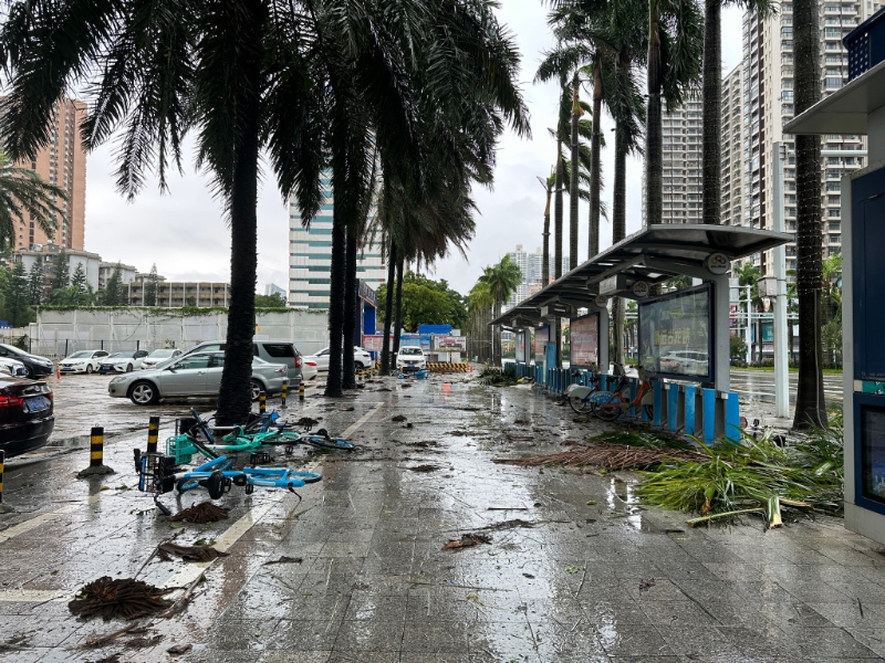 台风令珠海市区一片狼藉。