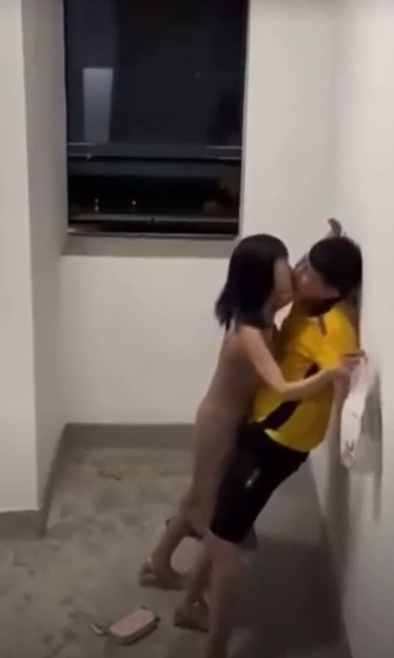 视频中女子强推男外卖员索吻