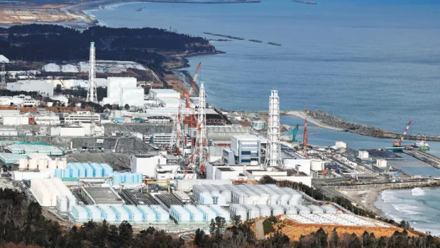 福岛第一核电厂和核污水储水罐。 福岛第一核电厂和核污水储水罐。