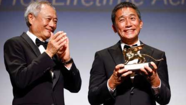 从自己尊敬的导演兼好友李安手上领奖,伟仔特别开心! 从自己尊敬的导演兼好友李安手上领奖,伟仔特别开心!