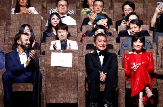 除了爱妻嘉玲陪攞奖外,张婉婷(第三排)亦亲自到来为伟仔撑场。 除了爱妻嘉玲陪攞奖外,张婉婷(第三排)亦亲自到来为伟仔撑场。